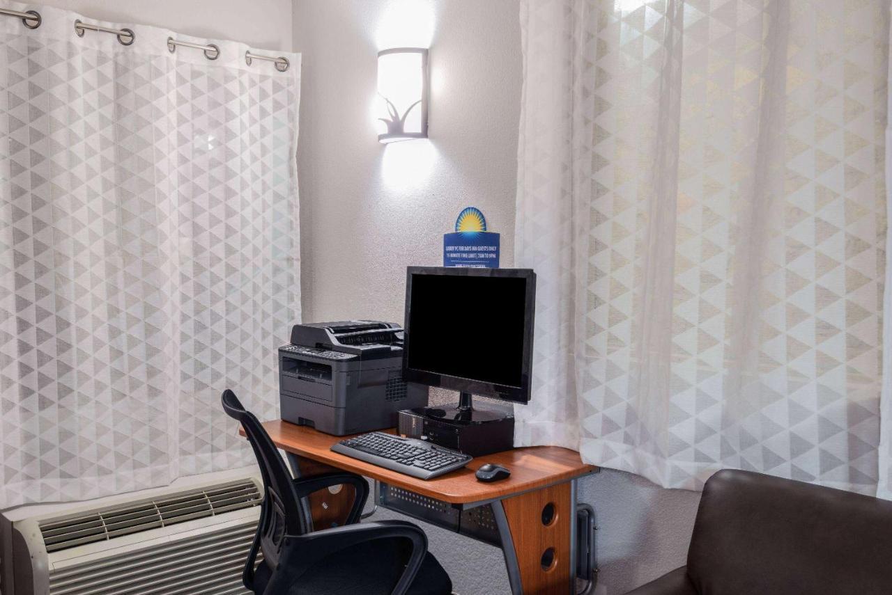 Days Inn By Wyndham Charlottesville/University Area Bagian luar foto